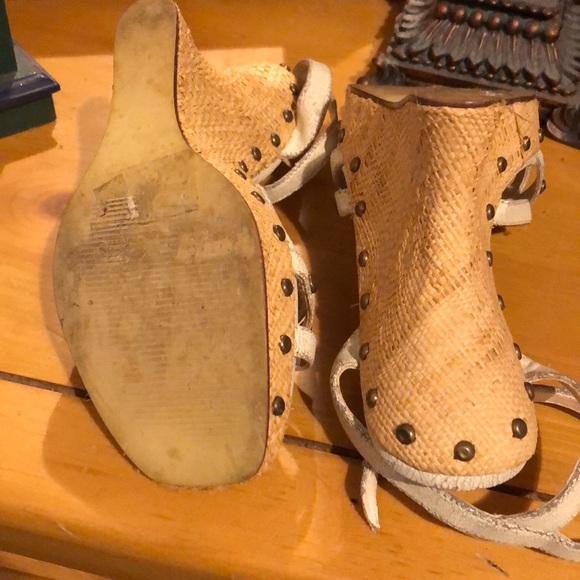 Two Lips Distressed Sandal - Picture 3 of 5